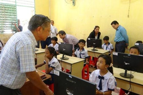Tài trợ thiết bị dạy học cho trường có đông học sinh dân tộc thiểu số Khmer huyện Tri Tôn