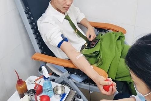 Cảnh sát PCCC hiến máu giúp sản phụ qua cơn nguy kịch