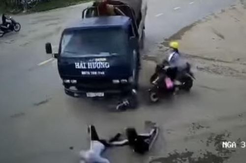 Va chạm với xe cẩu tải, học sinh đi xe đạp điện tử vong