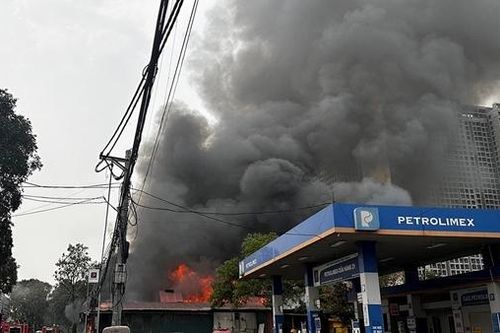 Hà Nội: Cháy lớn kho vật liệu nằm sát cây xăng