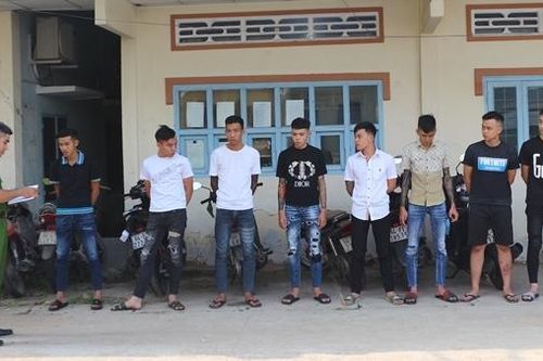 Bị đèn xe hắt chói mắt, gọi đồng bọn dàn trận hỗn chiến