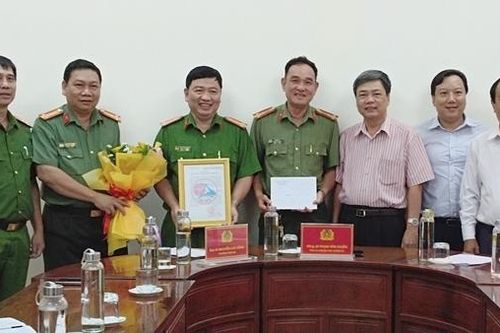 Khen thưởng đột xuất tập thể Công an TP Sa Đéc