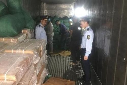 Phát hiện gần 10 tấn thịt trâu bốc mùi trên đường đưa đi tiêu thụ