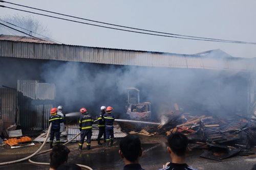 Kịp thời ngăn cháy lan tại kho vật liệu thải loại gần cây xăng