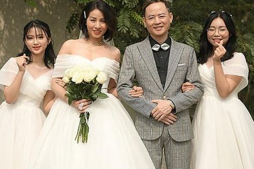 Diễn viên Tùng Dương và vợ thứ tư chụp ảnh cưới cùng các con