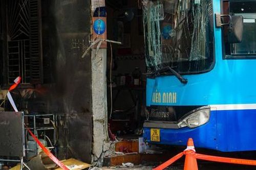 Hình ảnh hiện trường xe buýt lao lên vỉa hè trên phố Đội Cấn sau khi tránh trẻ nhỏ
