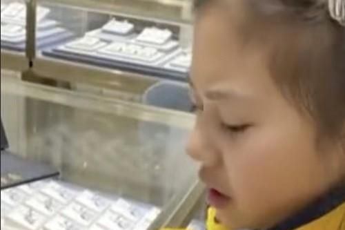 Bé gái nỗ lực tiết kiệm tiền tiêu vặt mỗi ngày, sau một năm mua tặng mẹ món quà bất ngờ