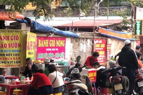 Cầu Giấy - Hà Nội: Người đi bộ gặp khó khi nhiều vỉa hè vẫn tràn lan hàng quán