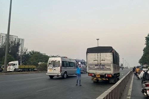 'Vấn nạn' chèo kéo khách mua cơm giữa quốc lộ: Xử lý dứt điểm được không?