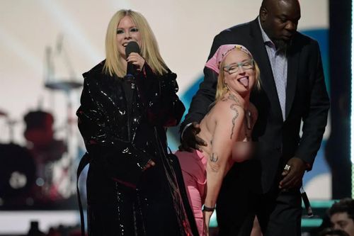 Avril Lavigne bị người phụ nữ ngực trần phá rối