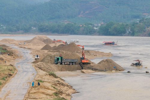 Quảng Nam nghiêm cấm khai thác cát cầm chừng để tăng giá