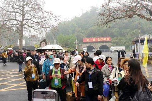 Việt Nam đón đoàn khách du lịch Trung Quốc đầu tiên