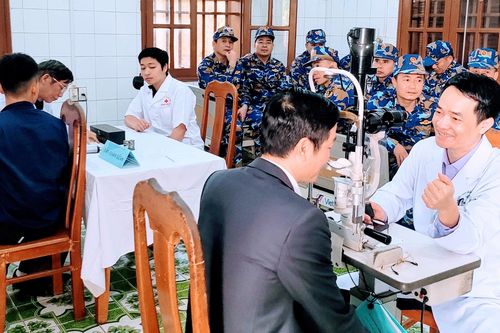 Khám mắt, cấp thuốc miễn phí cho quân và dân huyện đảo Bạch Long Vĩ