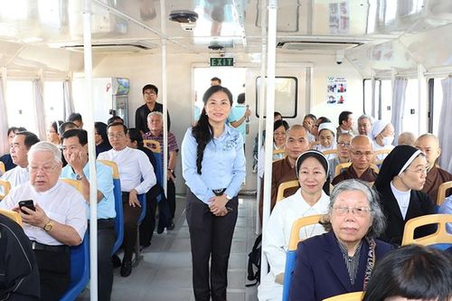 Chức sắc, chức việc, người có uy tín trong tôn giáo tham quan các công trình trọng điểm của TP Hồ Chí Minh