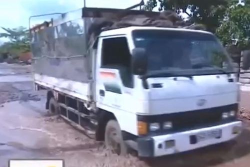Đường Đào Trí đầy ổ gà, ổ voi