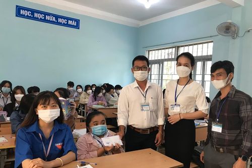 Nghị lực phi thường của cô học trò mắc bệnh xương thủy tinh