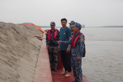 Liên tiếp phát hiện, tạm giữ các phương tiện vi phạm về mua bán, vận chuyển khoáng sản