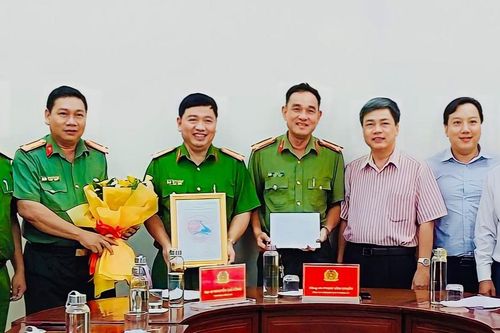 Thưởng 'nóng' cho tập thể Công an TP Sa Đéc vì có thành tích phá án xuất sắc