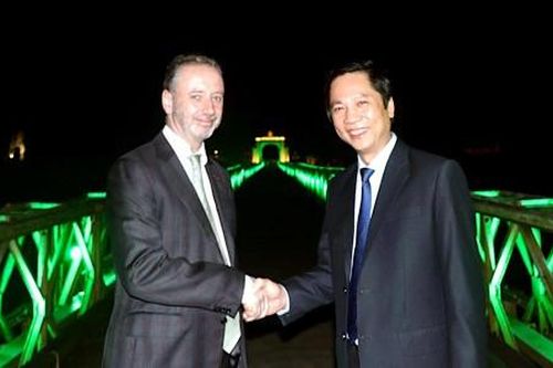 'Nhuộm xanh' cầu Hiền Lương nhân kỷ niệm 27 năm thiết lập quan hệ ngoại giao Việt Nam – Ireland