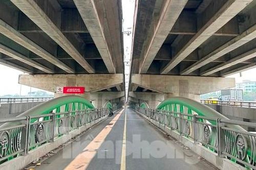 Cầu vòm thép vượt hồ Linh Đàm vắng xe qua lại
