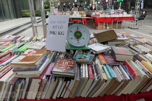 Sách giảm giá, bán theo cân tại Hội chợ sách Thanh Xuân