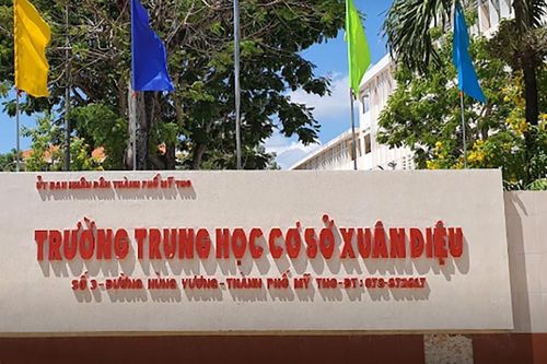 Nữ sinh lớp 8 lập Facebook ảo vu khống thầy giáo 'gạ tình'