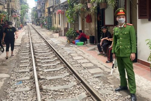 Hà Nội dẹp nạn chèo kéo khách ở phố cà phê đường tàu
