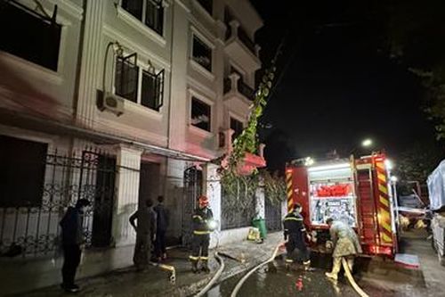 Giải cứu 5 người trong vụ cháy một nhà trọ trong đêm ở TP Hà Nội
