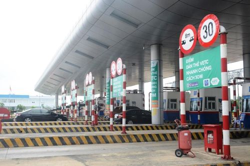 Hơn 1.000 lượt xe bám đuôi, đâm vào barie để trốn trả phí Quốc lộ 5