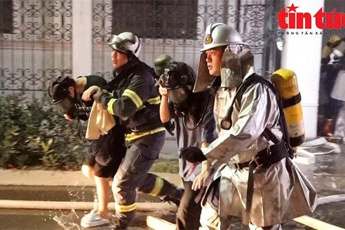 Hà Nội: Giải cứu thành công 5 người khỏi đám cháy trong đêm