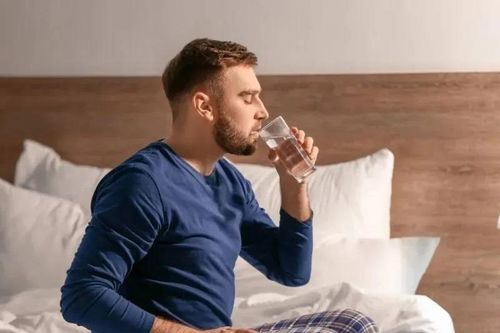 5 thói quen uống nước buổi sáng hỗ trợ đường ruột