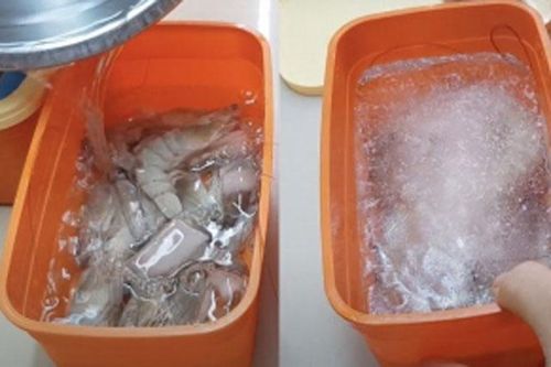 Mua tôm về để ngay vào tủ lạnh là dại: Rắc thêm thứ này tôm để nửa năm vẫn chắc thịt, ngon ngọt