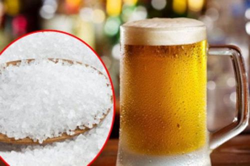 Vô tình thả nắm muối vào lon bia uống dở: Ai ngờ bà nội trợ phát hiện ra 'chân ái' tiết kiệm tiền triệu