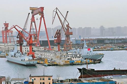 Trung Quốc hạ thủy cùng lúc hai tàu khu trục Type - 052DL tại nhà máy Đại Liên