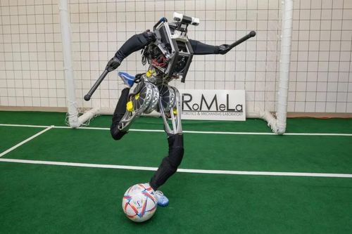 Sinh viên Mỹ phát triển một robot hình người, có thể chạy, nhảy và thậm chí đá bóng