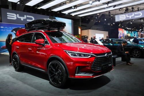 Cổ phiếu ô tô điện Trung Quốc lao dốc khi cuộc chiến giảm giá của Tesla và BYD lan rộng