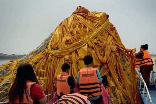 Nước sông Mê Kông xuống thấp 'bất ngờ' làm bảo tháp 700 năm tuổi lộ ra giữa dòng