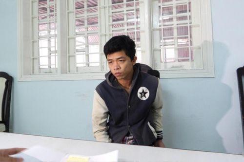 Đêm khuya vẫn cao hứng hát karaoke, người đàn ông không ngờ đến hậu quả