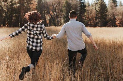 Quá lười đi tìm tình yêu, người trẻ chuyển sang yêu luôn bạn bè cho tiện