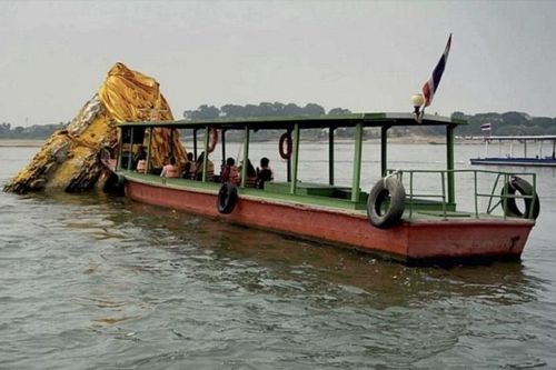 Phế tích bảo tháp cổ nổi lên giữa sông Mekong tại Thái Lan