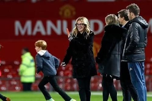 HLV Pep Guardiola tiếc nuối vì thần tượng lại hâm mộ 'đội bóng hàng xóm'