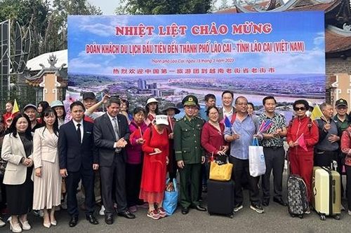 Đoàn du khách Trung Quốc đầu tiên nhập cảnh vào Việt Nam qua cửa khẩu quốc tế Lào Cai