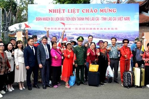 Đoàn du khách Trung Quốc đầu tiên qua cửa khẩu quốc tế Lào Cai sau hơn 3 năm gián đoạn vì COVID-19