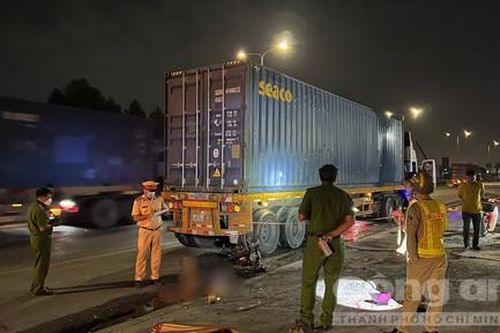 Tông đuôi xe container đậu ven đường, một thanh niên tử vong