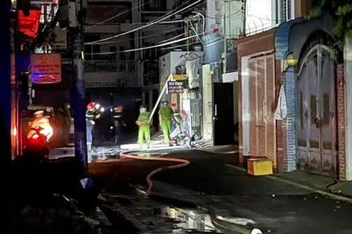 Shop thời trang cháy dữ dội lúc rạng sáng, nhiều tài sản bị thiêu rụi