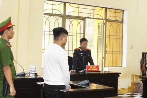 Bức xúc vì em bị sai vặt, anh trai đâm 'chiến hữu' nhập viện