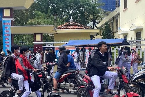 Học sinh Quy Nhơn vượt đèn đỏ, không mũ bảo hiểm 'như chưa có luật giao thông'