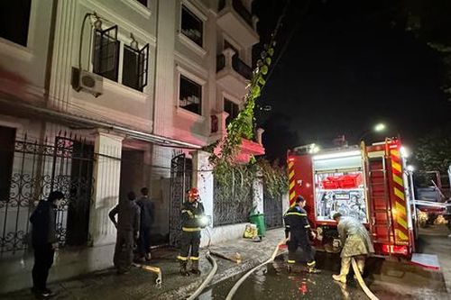 Hà Nội cháy một nhà trọ trong đêm, 5 người được giải cứu