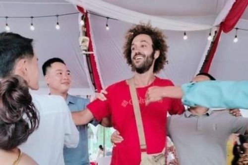Ba chàng trai nước ngoài 'quẩy' tưng bừng tại đám cưới người lạ