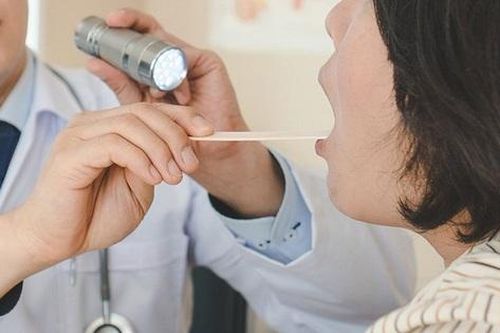 Nguyên nhân và cách hạn chế viêm họng mạn tính